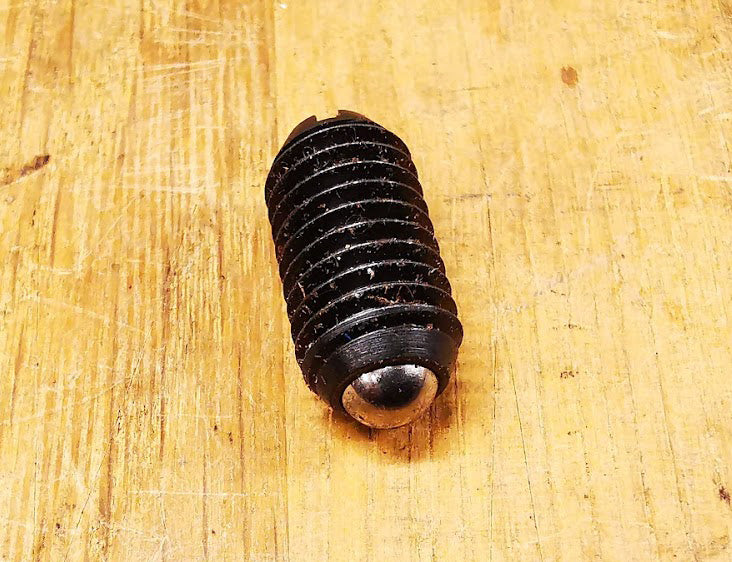 Skrue  med fjærbelstet kule. Spak Peltec vedmaskin